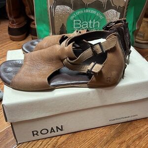 Roan camel sandals